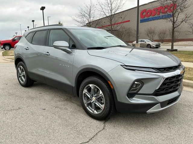 Used 2023 Chevrolet Blazer LT image 2
