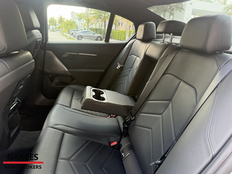 Used 2025 BMW 530i xDrive AWD/4WD image 10
