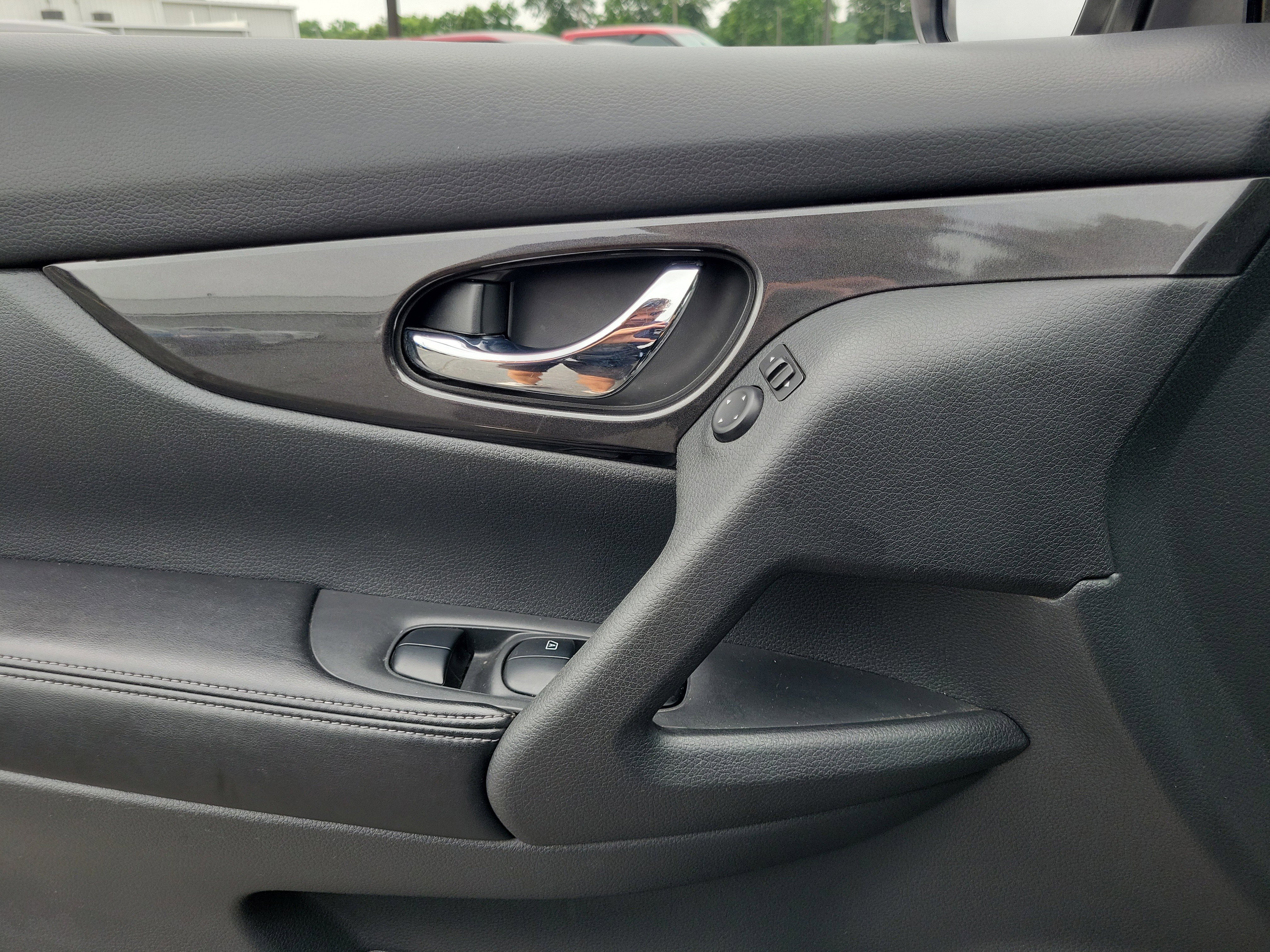Used 2017 Nissan Rogue SV AWD/4WD image 17
