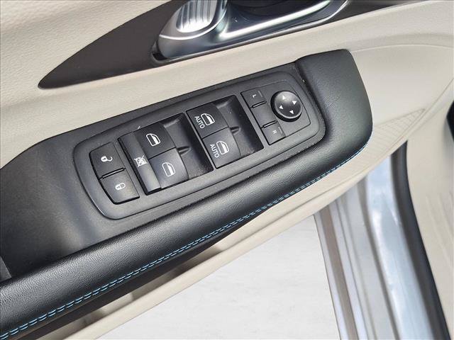 Used 2021 Chrysler Pacifica Touring w/ Cold Weather Group FWD image 8