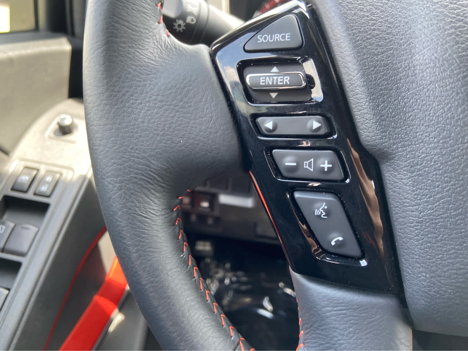 Used 2025 Nissan Frontier PRO-4X w/ Interior Protection Package AWD/4WD image 17
