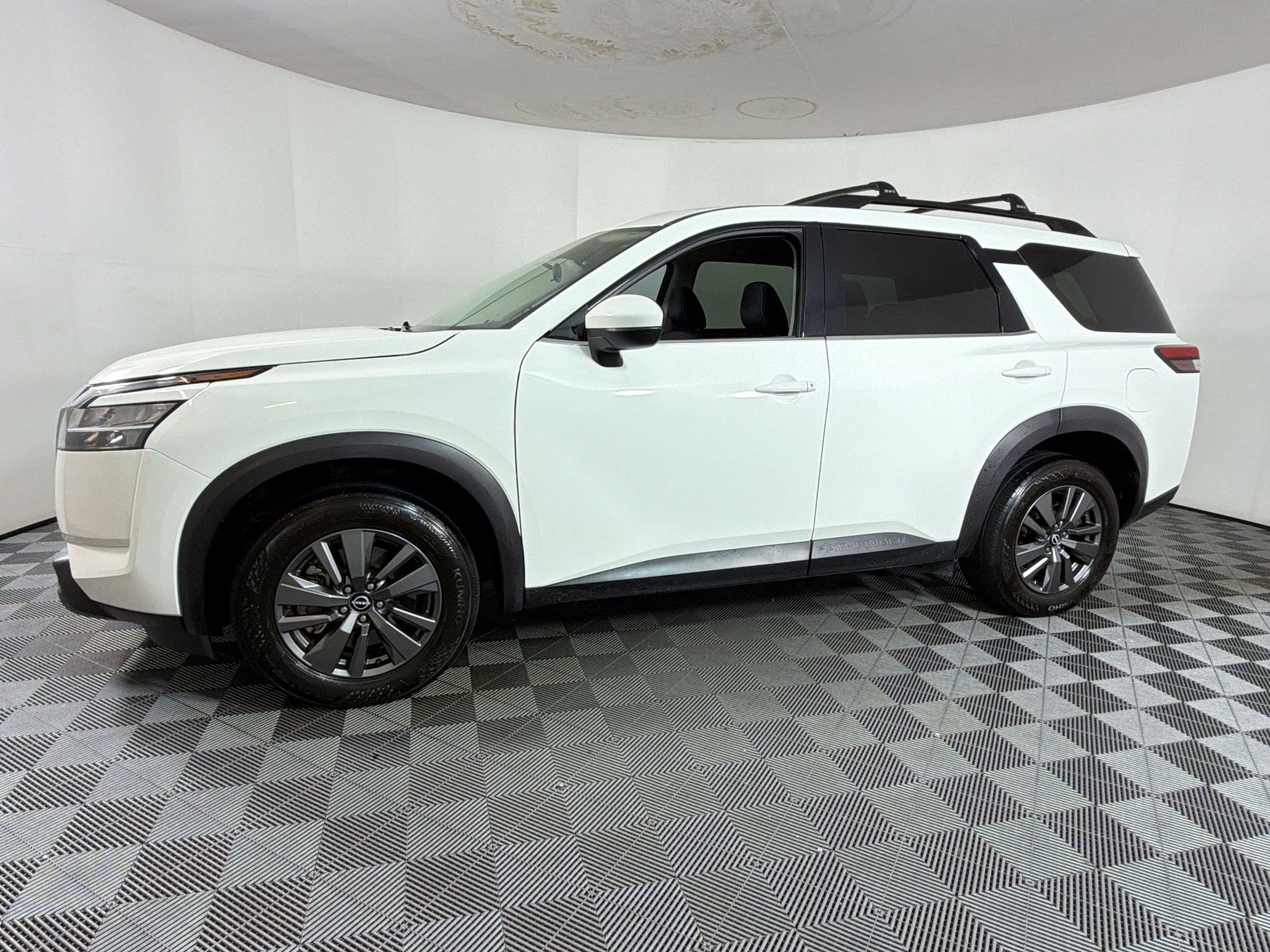 Used 2022 Nissan Pathfinder SV image 2