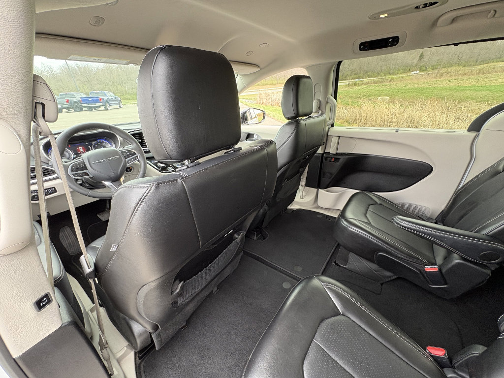 Used 2024 Chrysler Pacifica Touring-L image 18