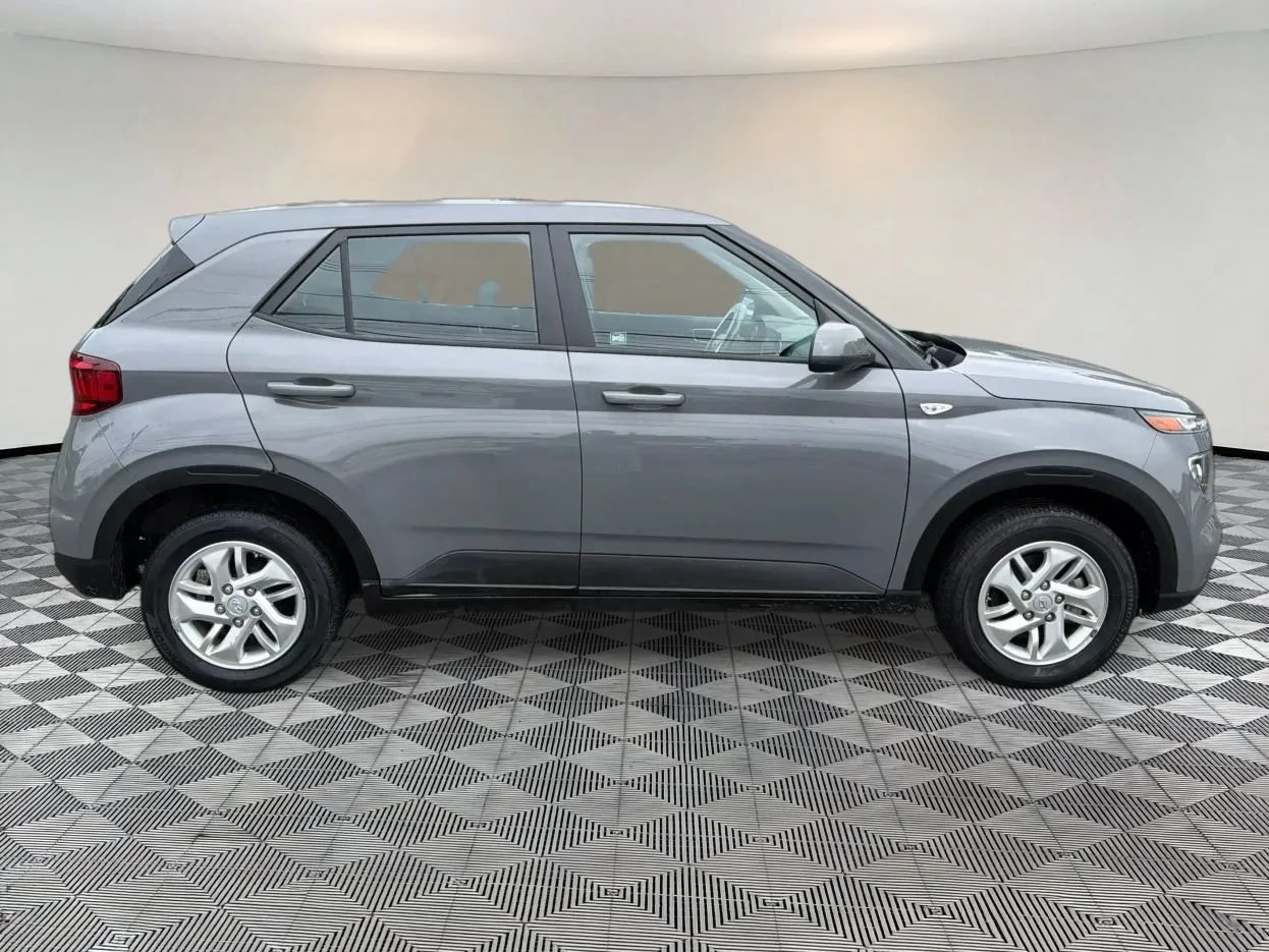 Used 2021 Hyundai Venue SE FWD image 8