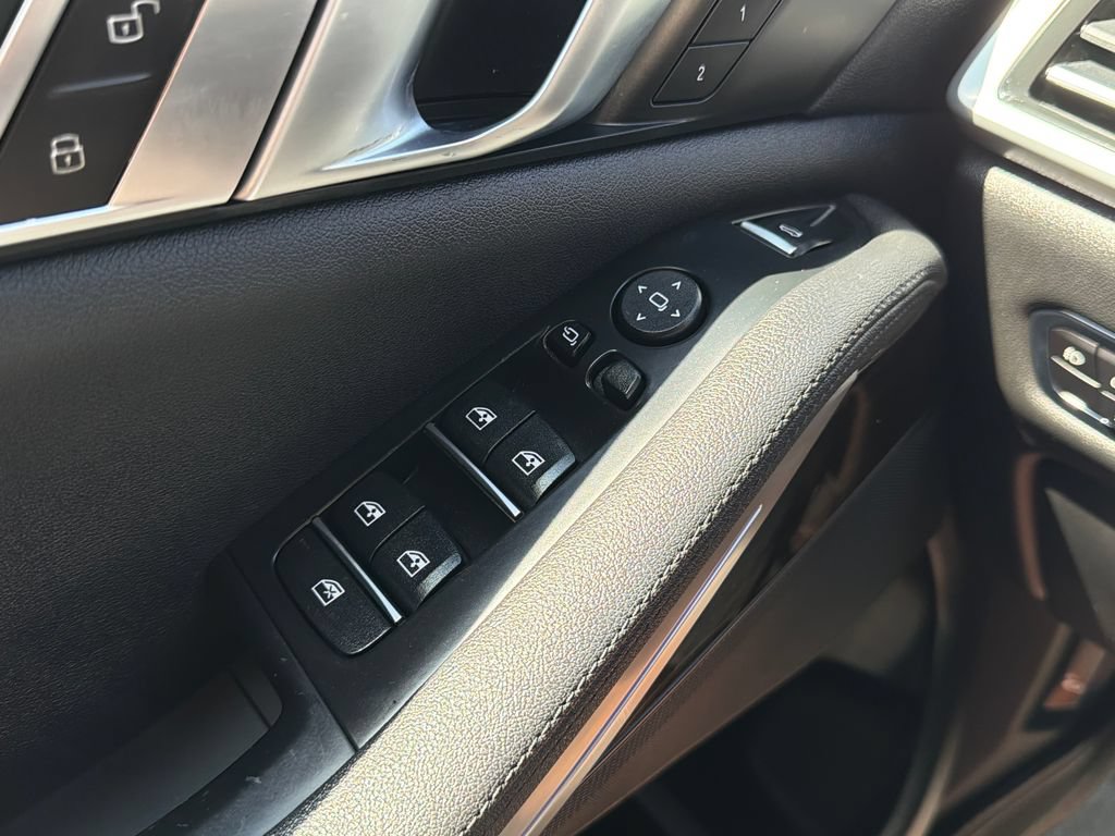 Used 2019 BMW X5 xDrive40i w/ Convenience Package AWD/4WD image 16