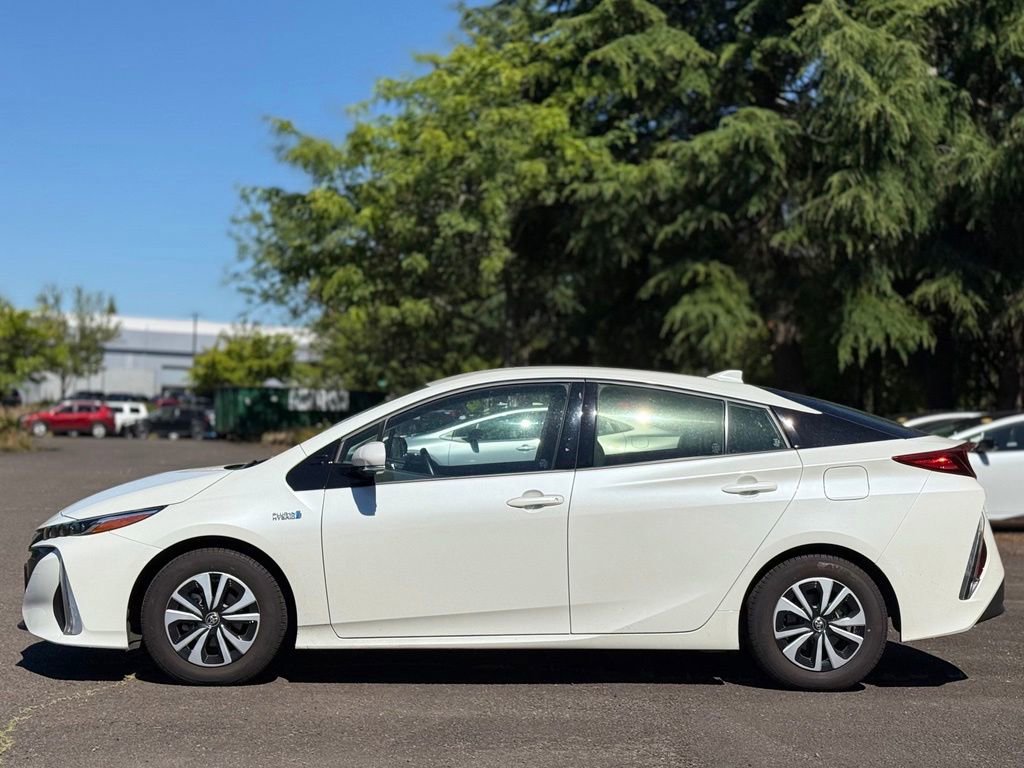 Used 2018 Toyota Prius Prime Premium FWD image 2