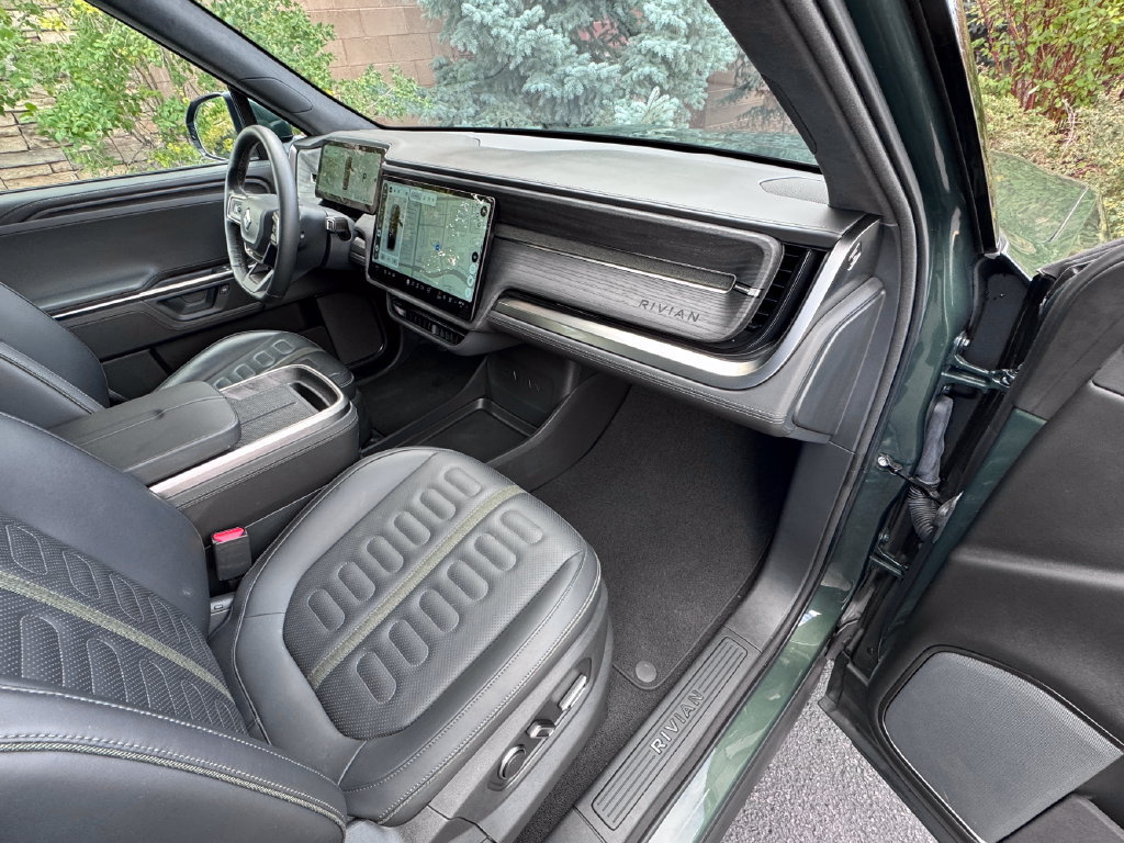 Used 2025 Rivian R1S Adventure Dual AWD/4WD image 43