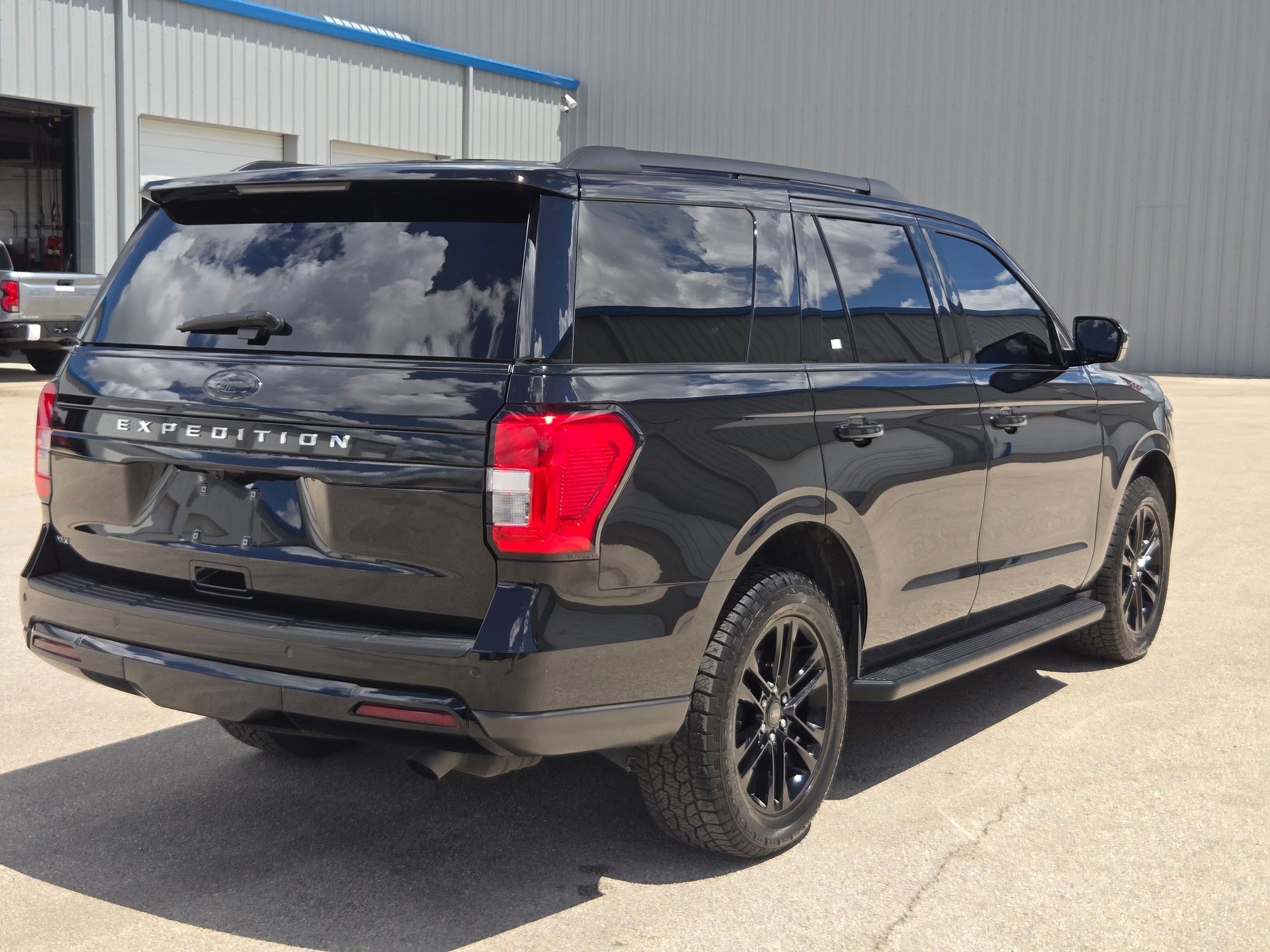 Used 2024 Ford Expedition XLT RWD image 3