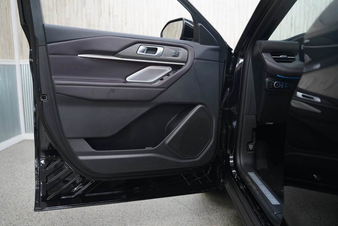 Used 2025 Ford Explorer Platinum RWD image 28