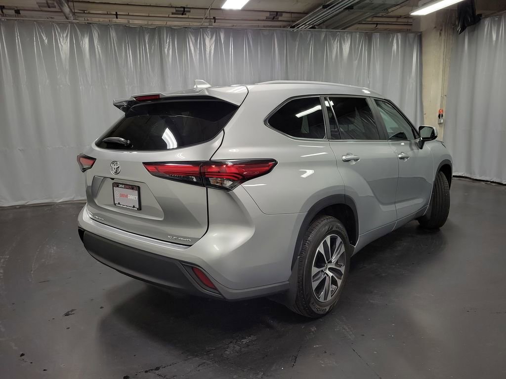 Used 2023 Toyota Highlander XLE AWD/4WD image 8