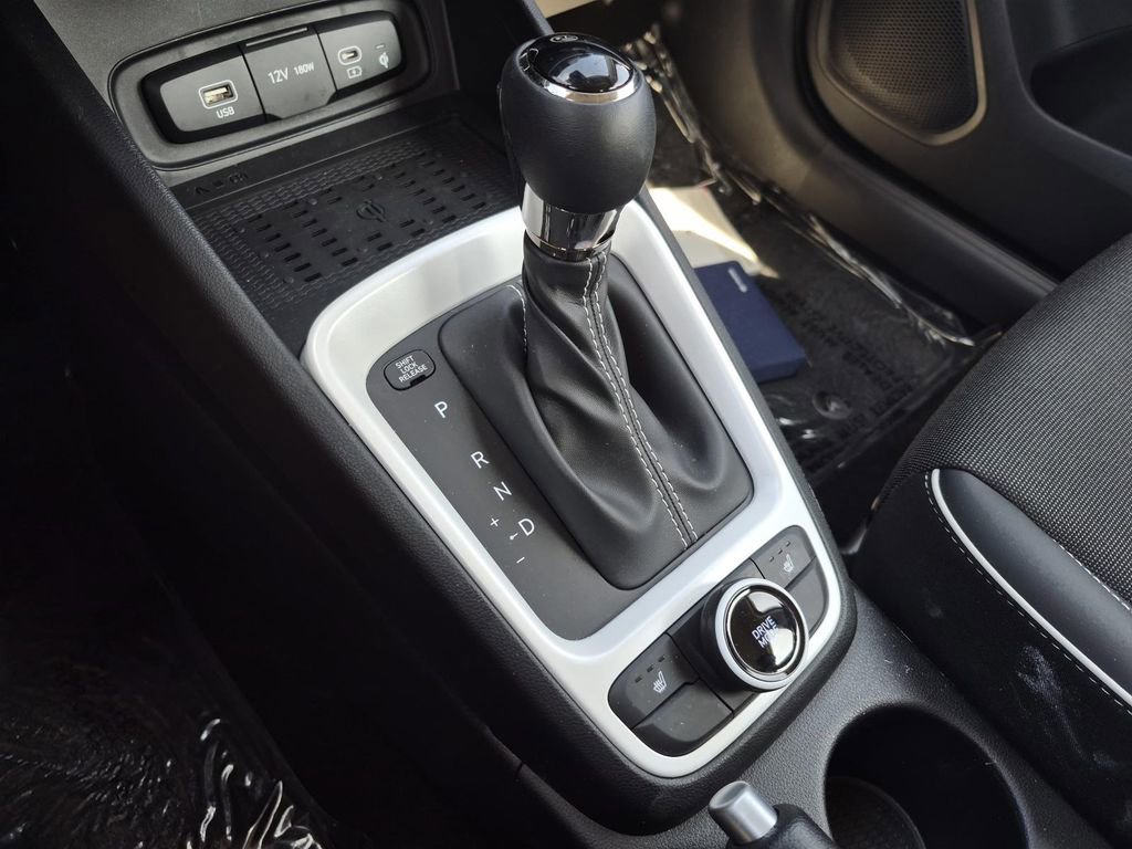 Used 2025 Hyundai Venue Limited image 27