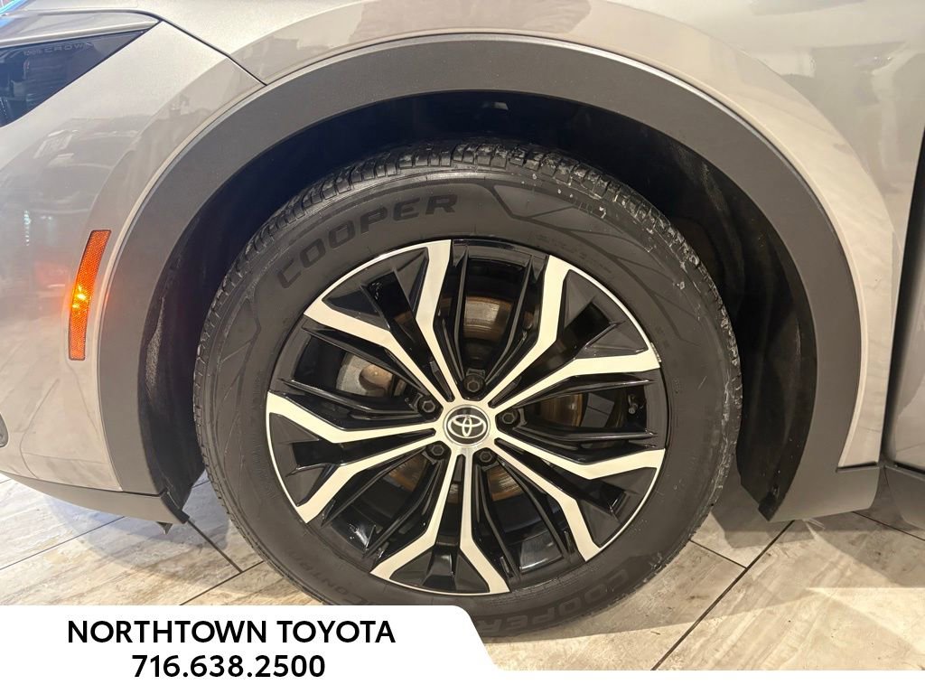 Used 2023 Toyota Crown Limited image 34