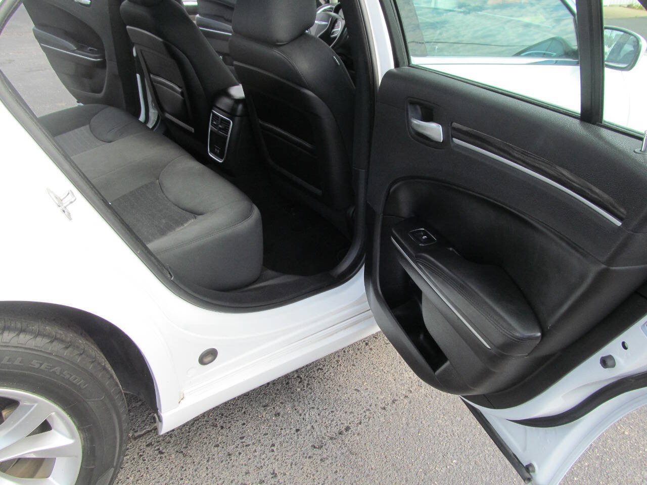 Used 2019 Chrysler 300 Touring RWD image 19