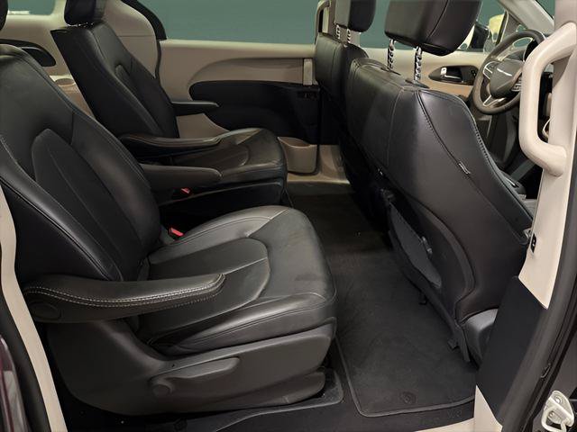 Used 2024 Chrysler Pacifica Limited FWD image 17