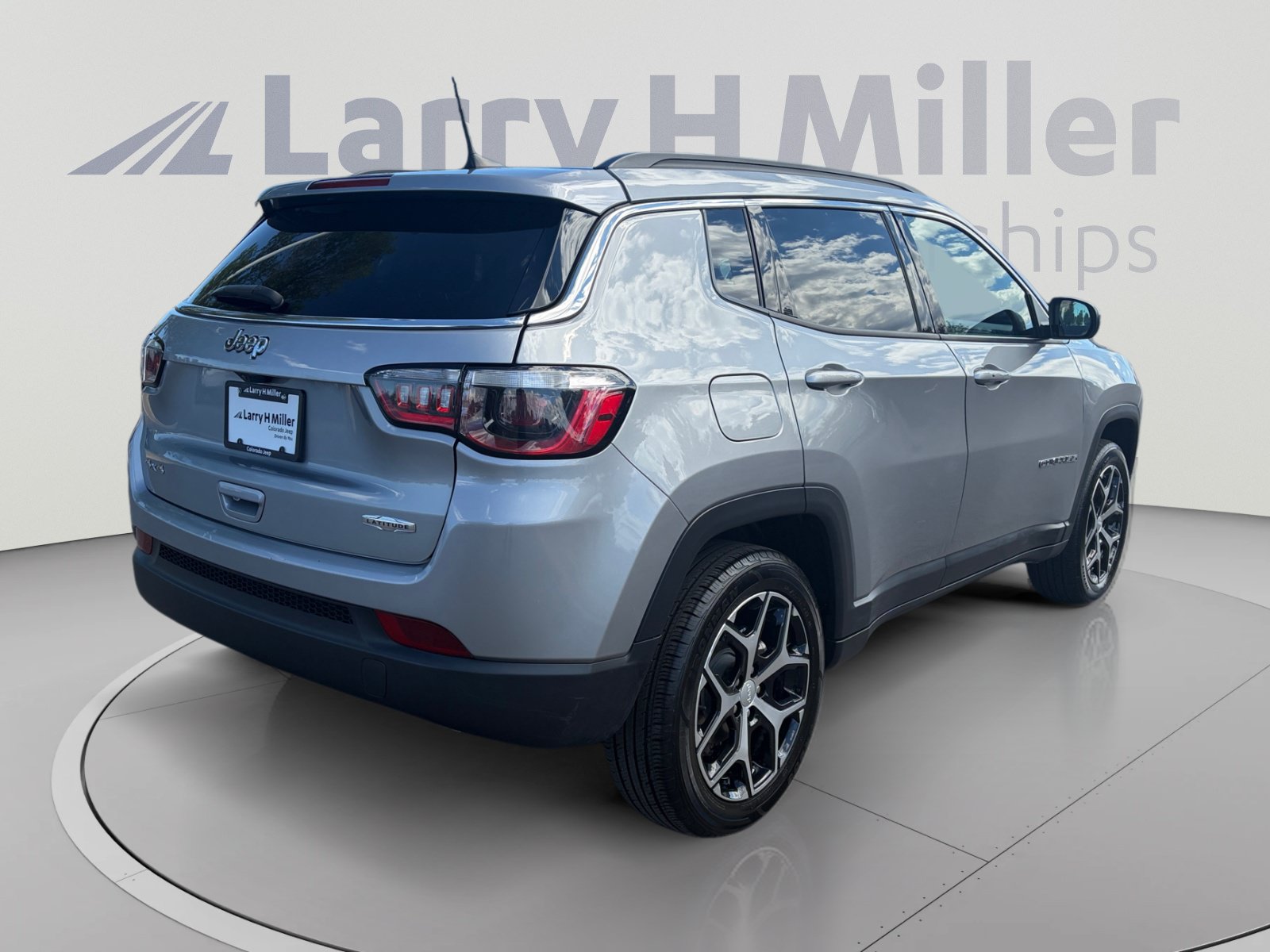 Used 2024 Jeep Compass Latitude AWD/4WD image 5