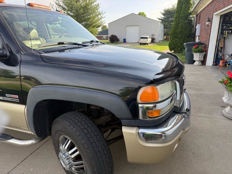 Used 2005 GMC Sierra 3500 SLT w/ Heavy-Duty Power Package AWD/4WD image 3