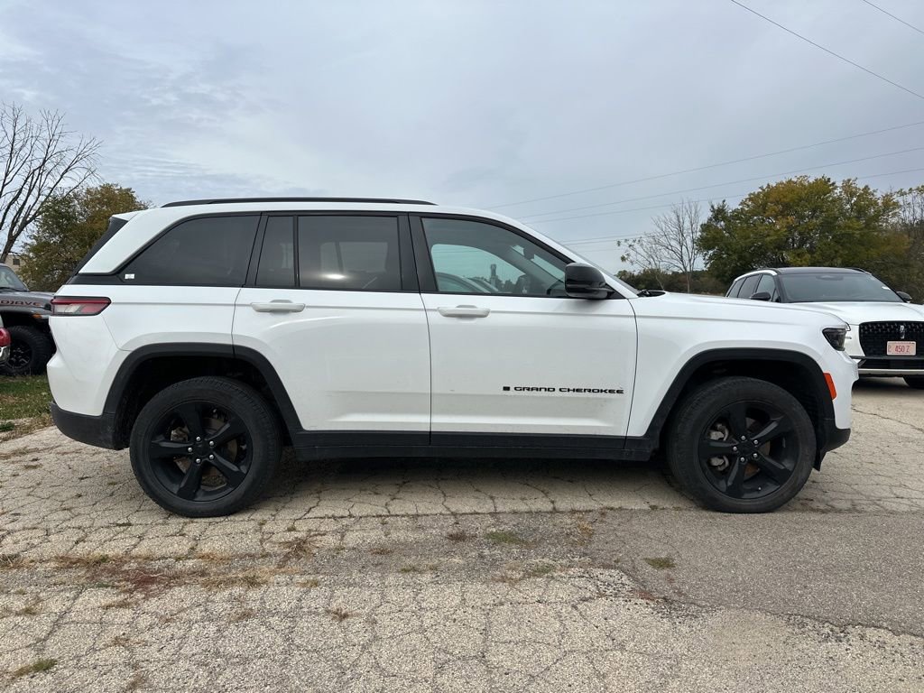 Used 2023 Jeep Grand Cherokee Limited w/ Black Appearance Package image 7