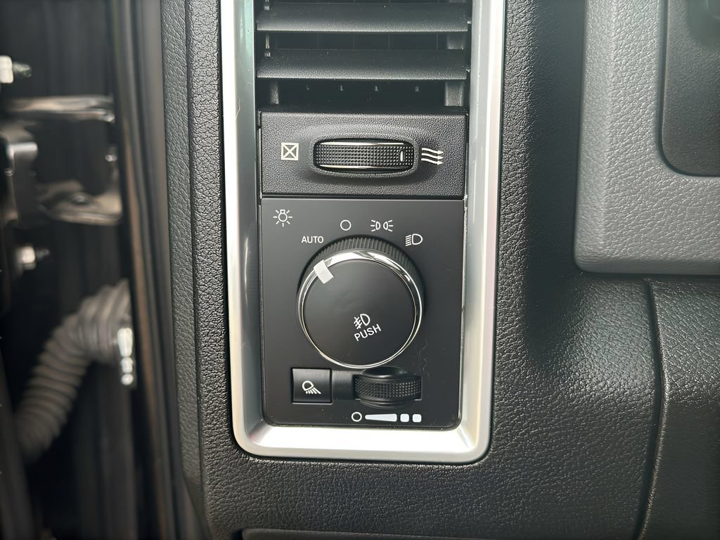 Used 2019 RAM 1500 Classic SLT AWD/4WD image 10