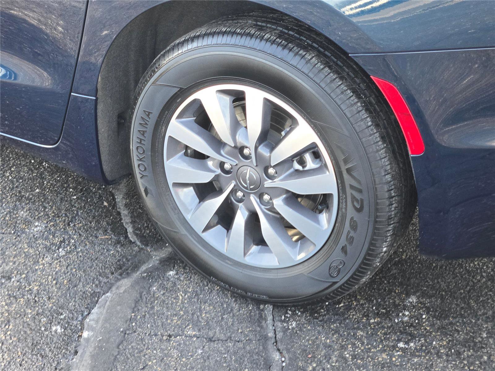 Certified 2024 Chrysler Pacifica Select image 17