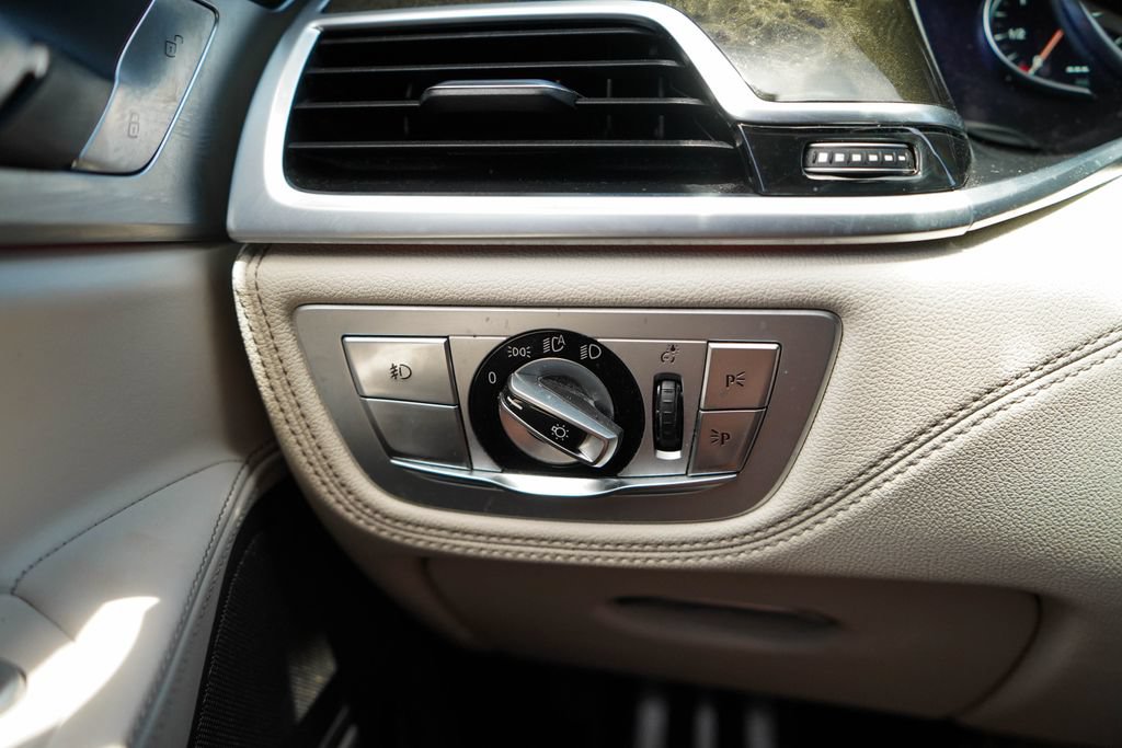 Used 2019 BMW 750i w/ Executive Package RWD image 30