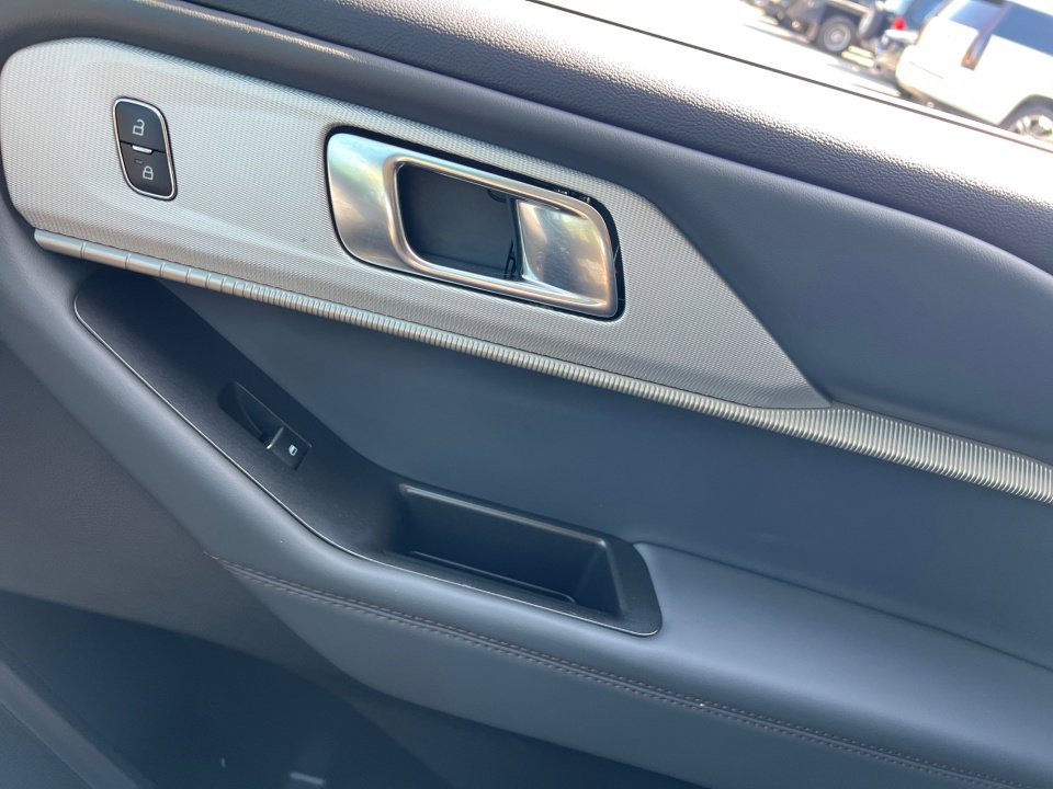 Used 2025 Ford Explorer Active RWD image 32
