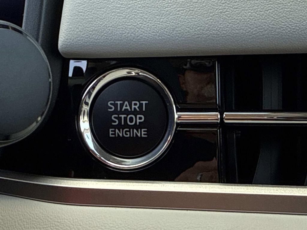 New 2025 Mitsubishi Outlander SE image 28