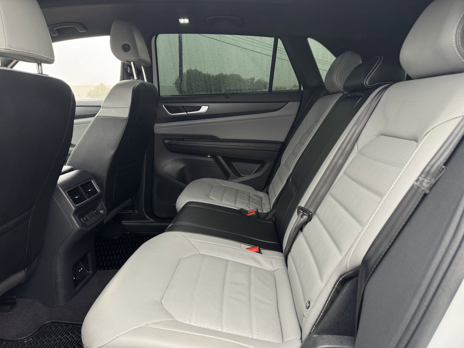 Used 2024 Volkswagen Atlas Cross Sport SEL R-Line AWD/4WD image 31