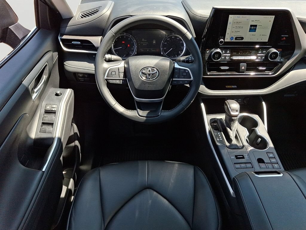 Used 2024 Toyota Highlander XLE AWD/4WD image 12