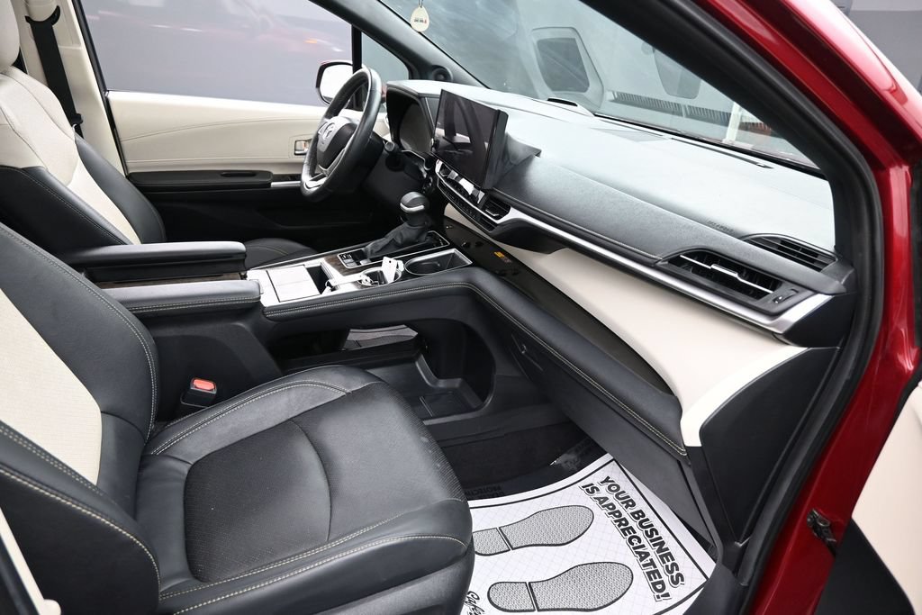 Used 2025 Toyota Sienna Platinum AWD/4WD image 26