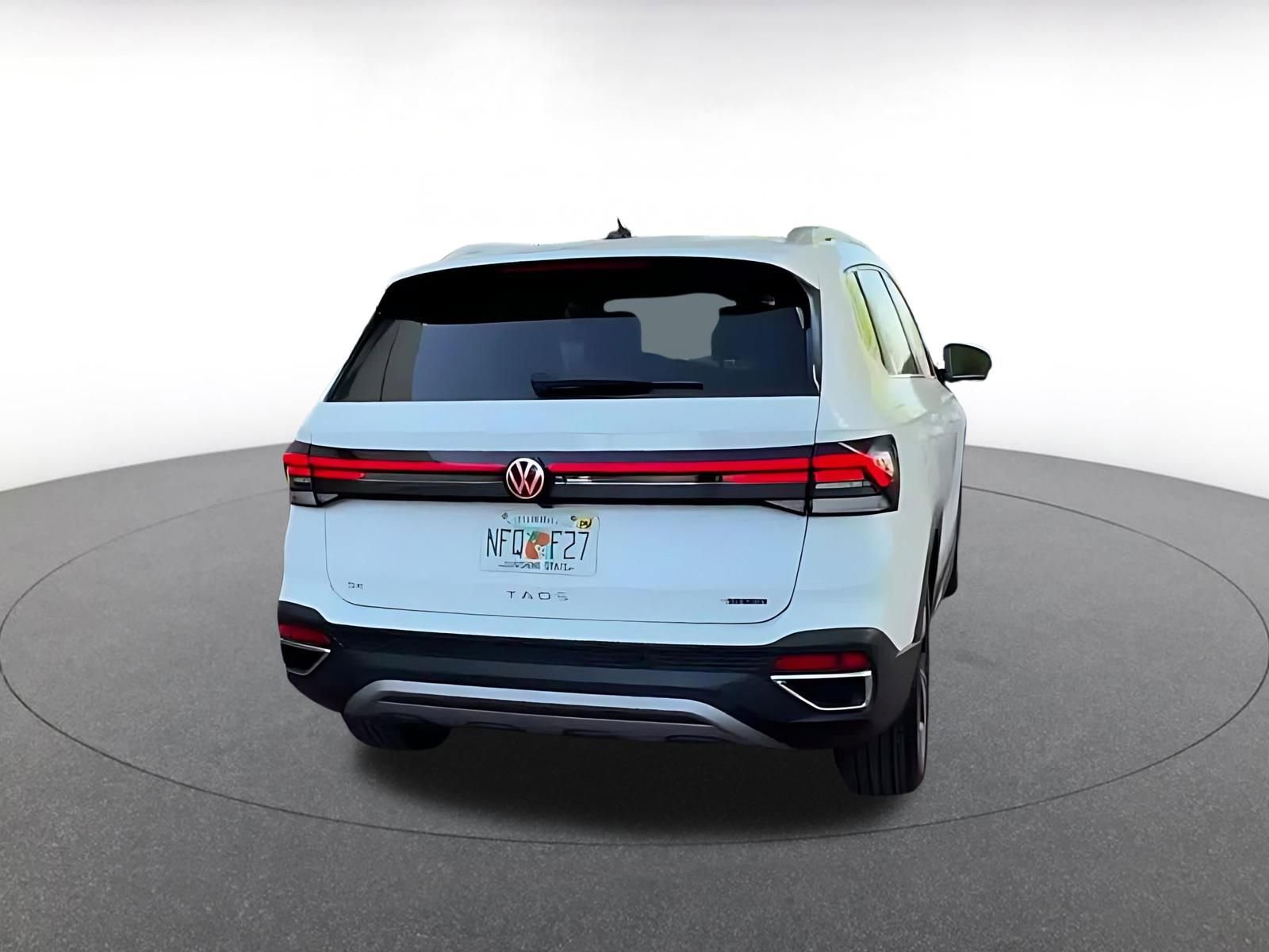 Used 2025 Volkswagen Taos SE image 11