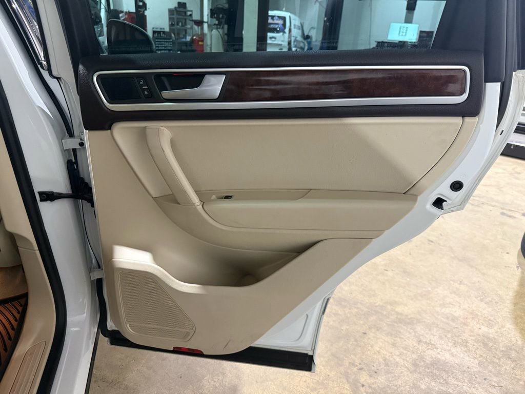 Used 2014 Volkswagen Touareg TDI image 26