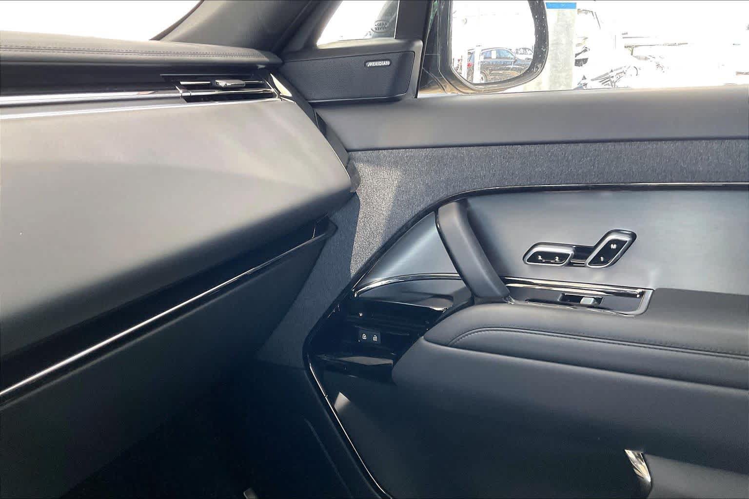 Used 2025 Land Rover Range Rover Sport SE AWD/4WD image 34
