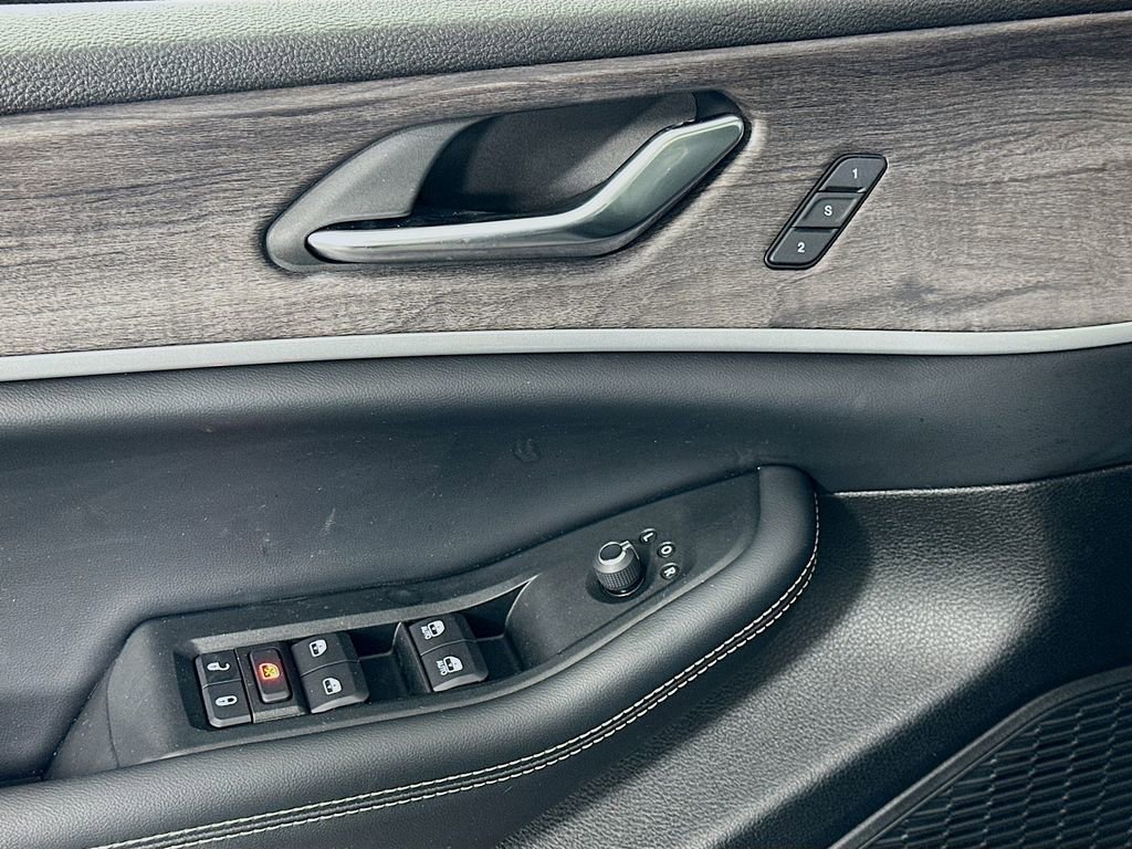 Used 2024 Jeep Grand Cherokee Limited w/ Luxury Tech Group II image 18