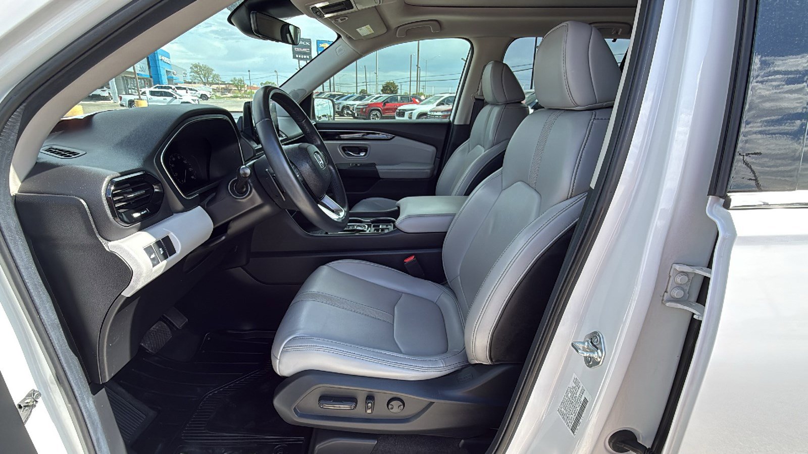 Used 2024 Honda Pilot Touring image 11