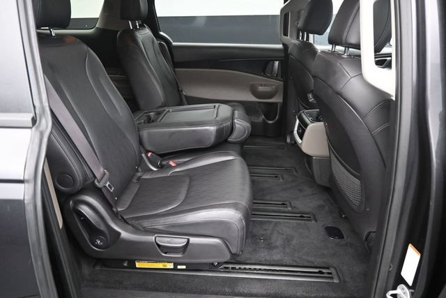 Used 2025 Kia Carnival FWD image 19
