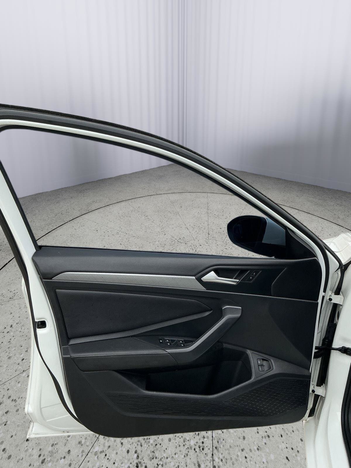 Used 2022 Volkswagen Jetta SE FWD image 17