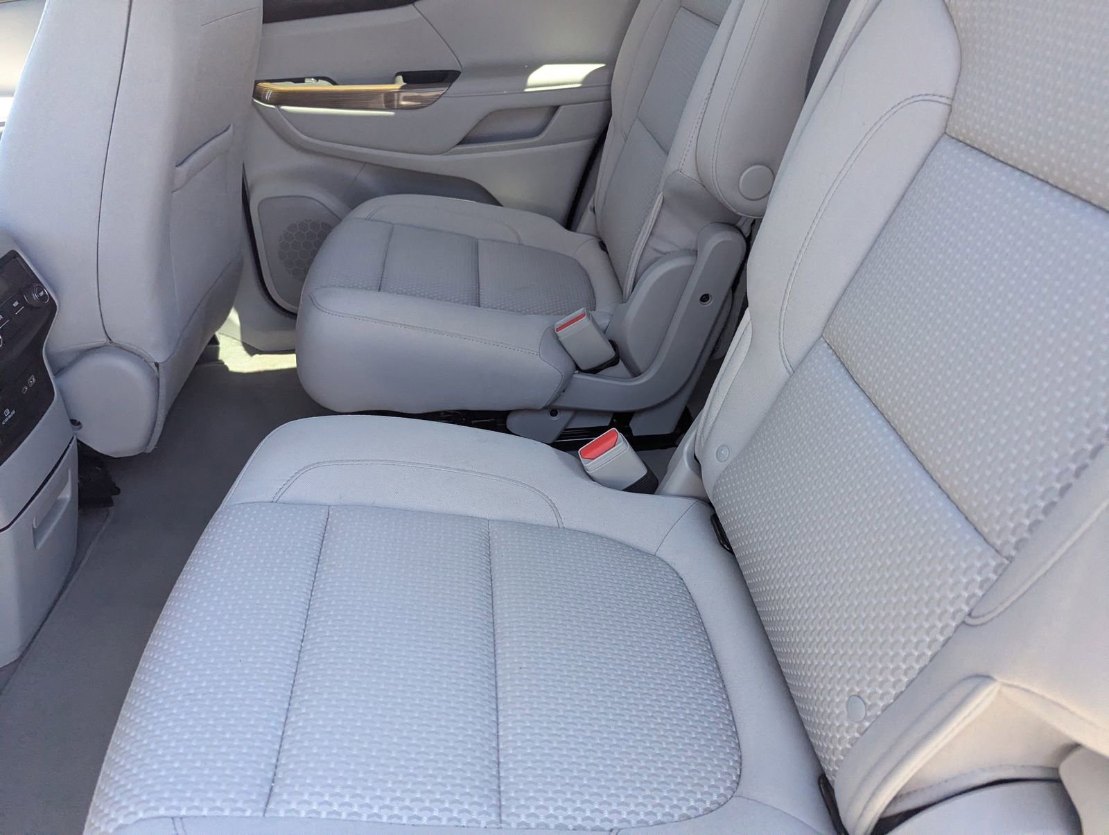 Used 2023 GMC Acadia SLE w/ Driver Convenience Package FWD image 15