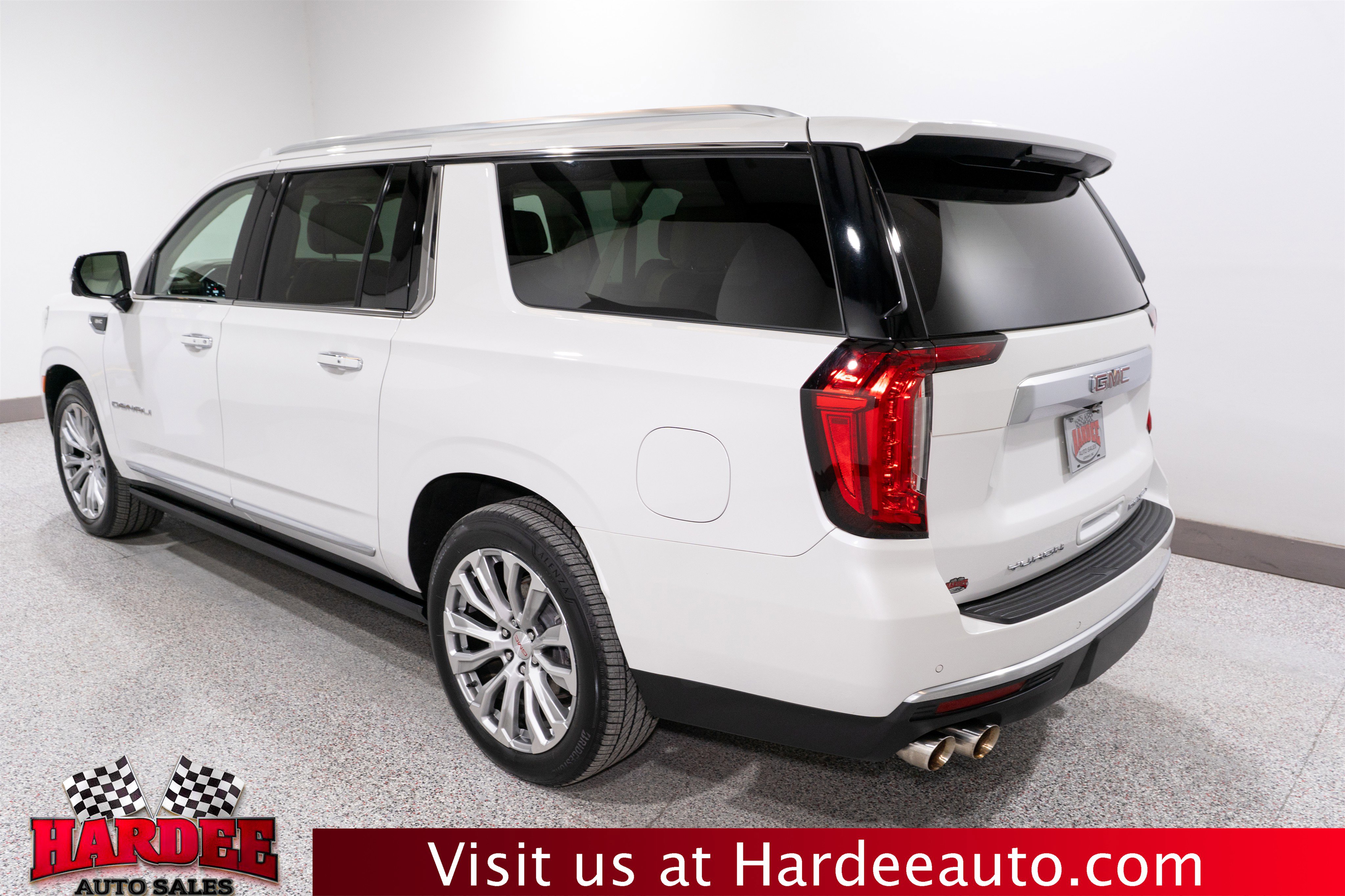 Used 2022 GMC Yukon XL Denali w/ Denali Premium Package image 3