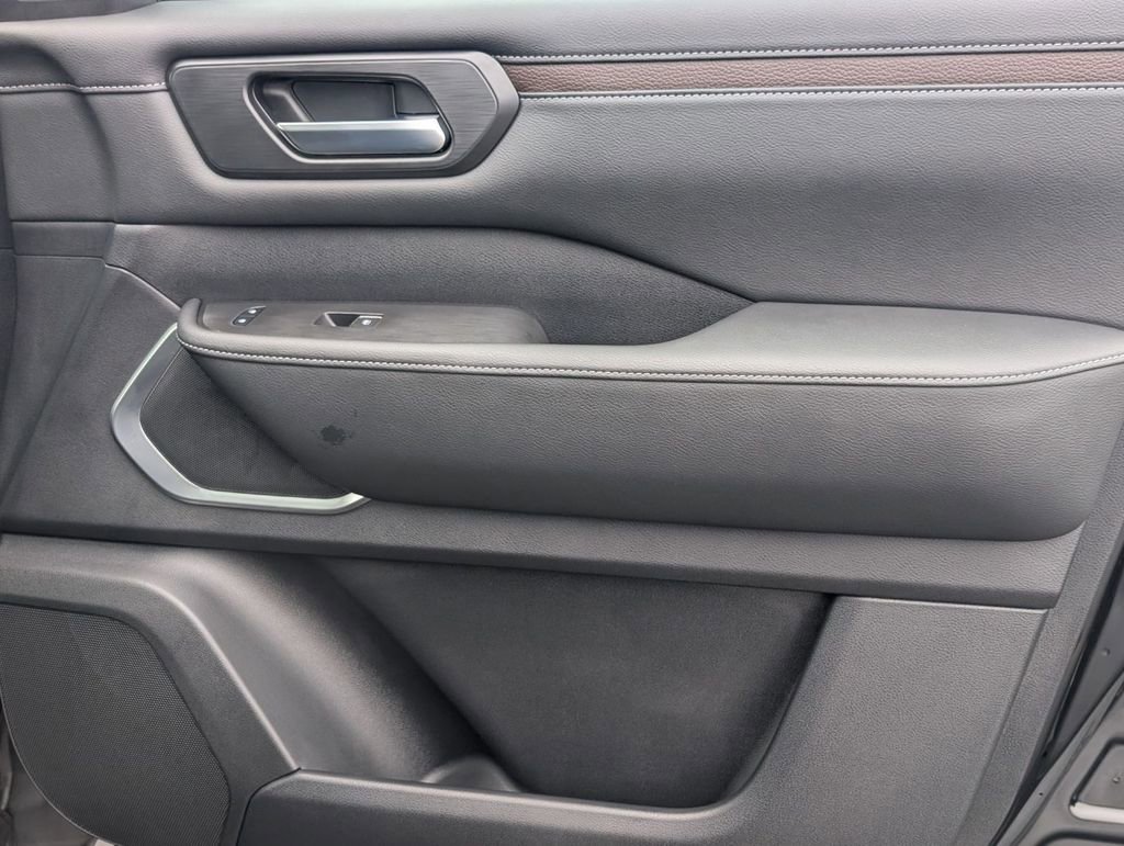 Used 2025 Nissan Armada Platinum image 54