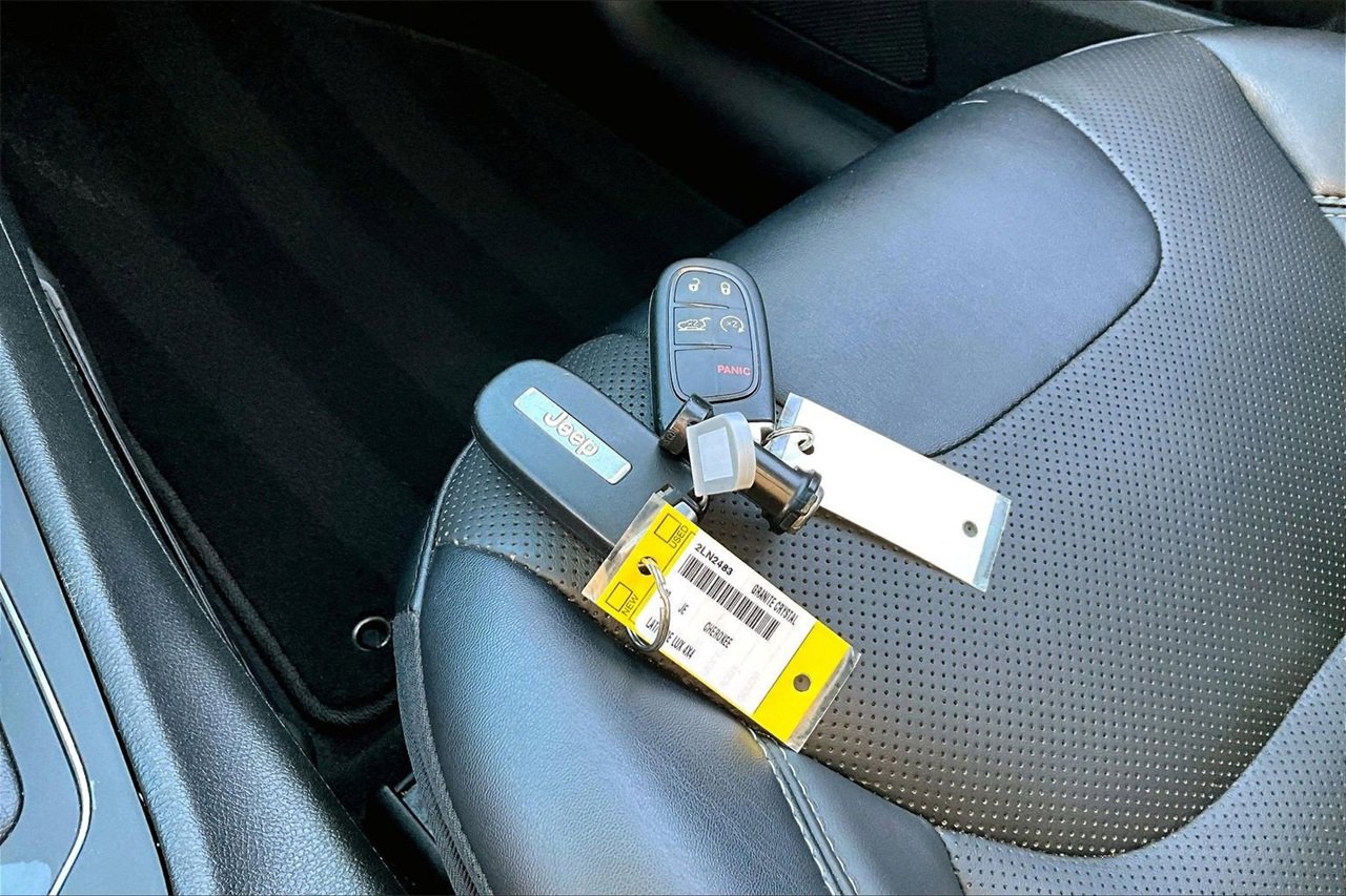 Certified 2022 Jeep Cherokee Latitude Lux w/ Sun & Sound Group image 30