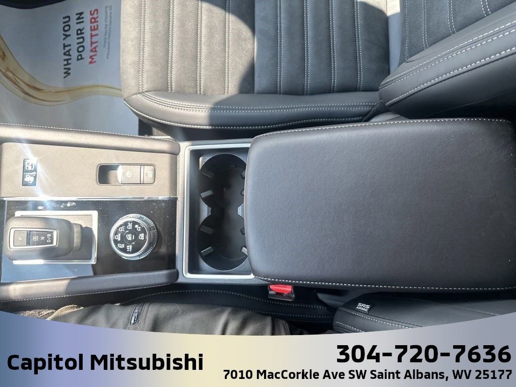 New 2025 Mitsubishi Outlander SE image 29
