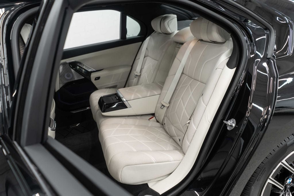Used 2023 BMW 760i xDrive w/ Executive Package AWD/4WD image 12