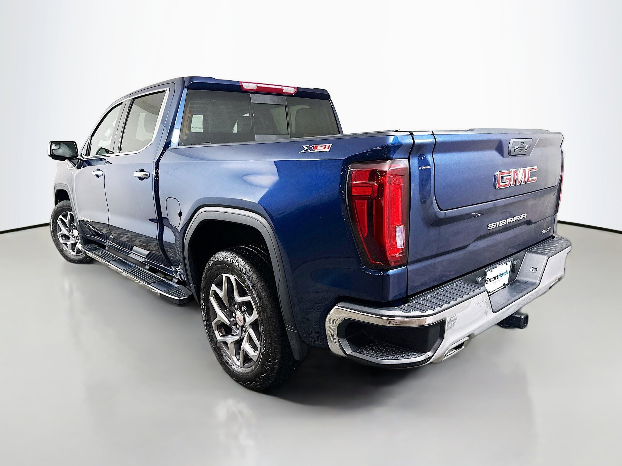 Used 2023 GMC Sierra 1500 SLT w/ SLT Premium Package image 5
