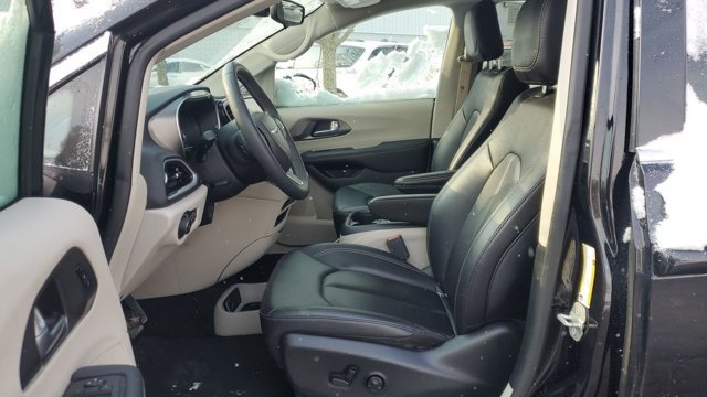 Used 2024 Chrysler Pacifica Touring-L FWD image 5