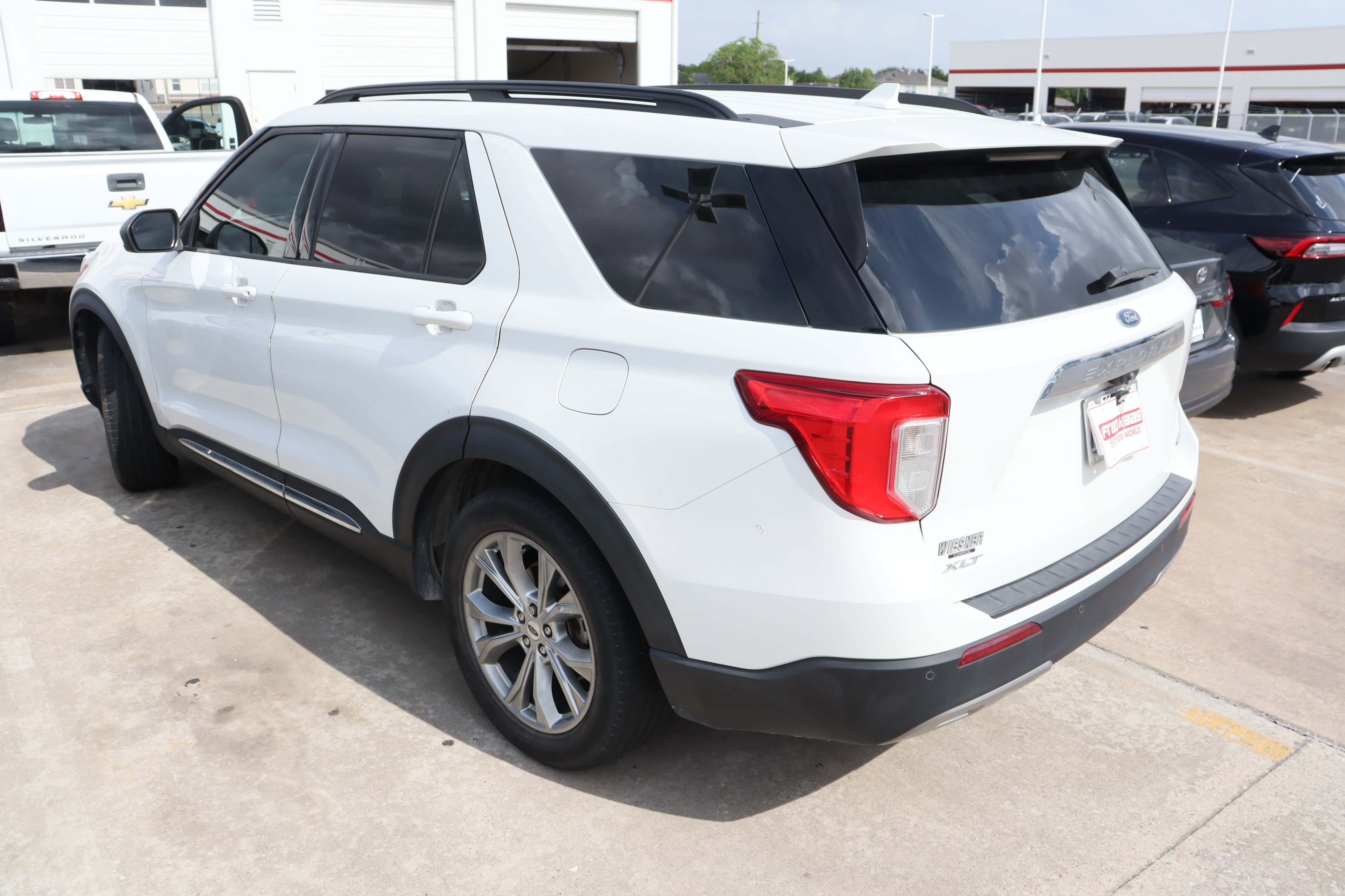 Used 2020 Ford Explorer XLT w/ Equipment Group 202A image 6
