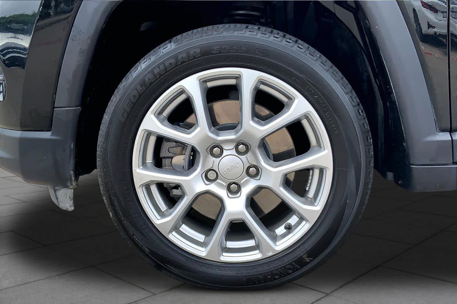 Used 2024 Jeep Compass Latitude w/ Sun and Sound Group image 11