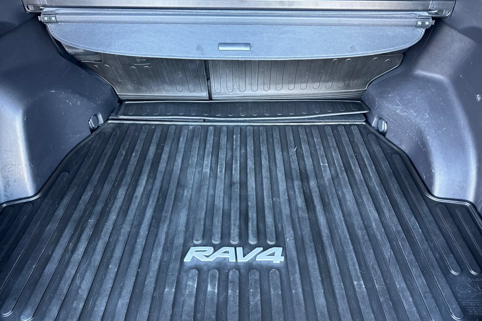 Used 2019 Toyota RAV4 LE w/ All Weather Liner Package AWD/4WD image 19