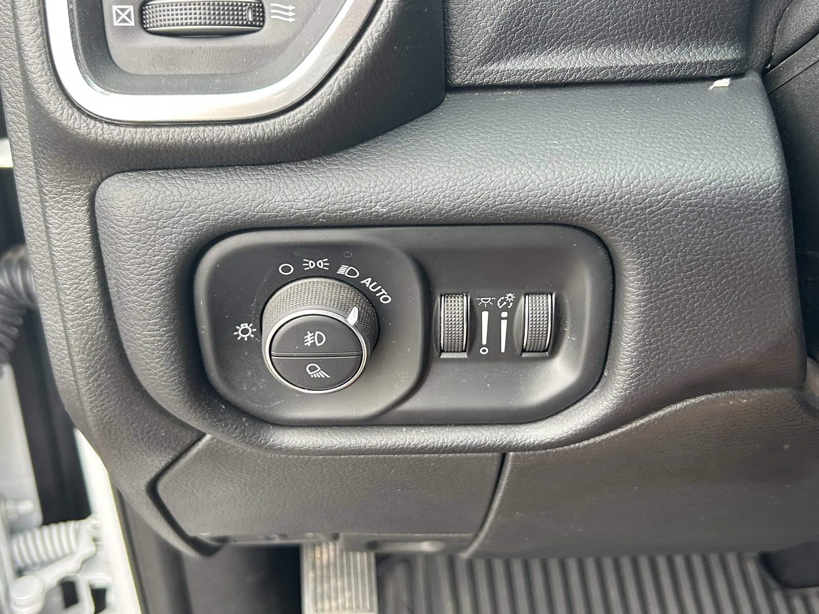 Used 2025 RAM 2500 Laramie image 32