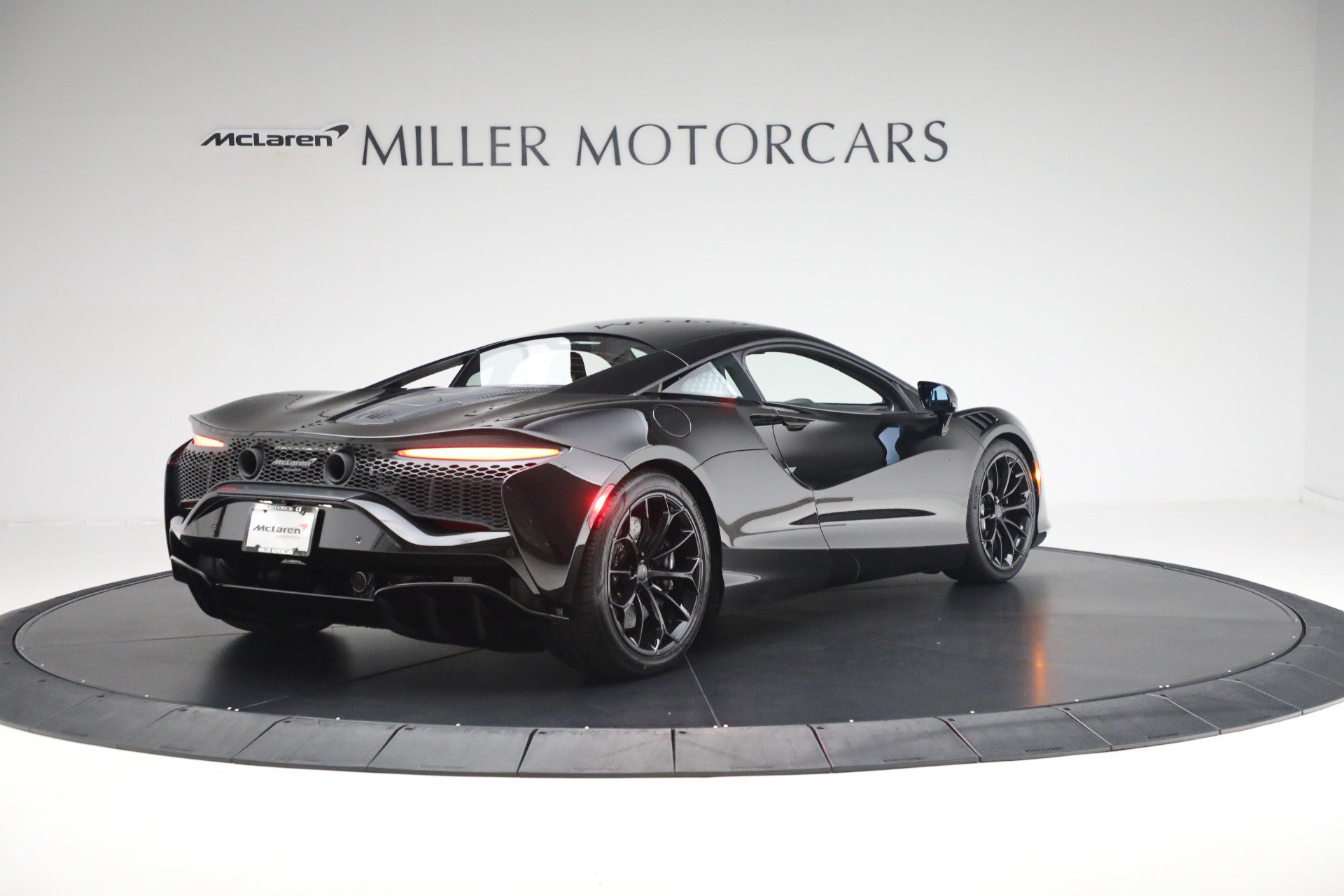 Used 2025 McLaren Artura image 8
