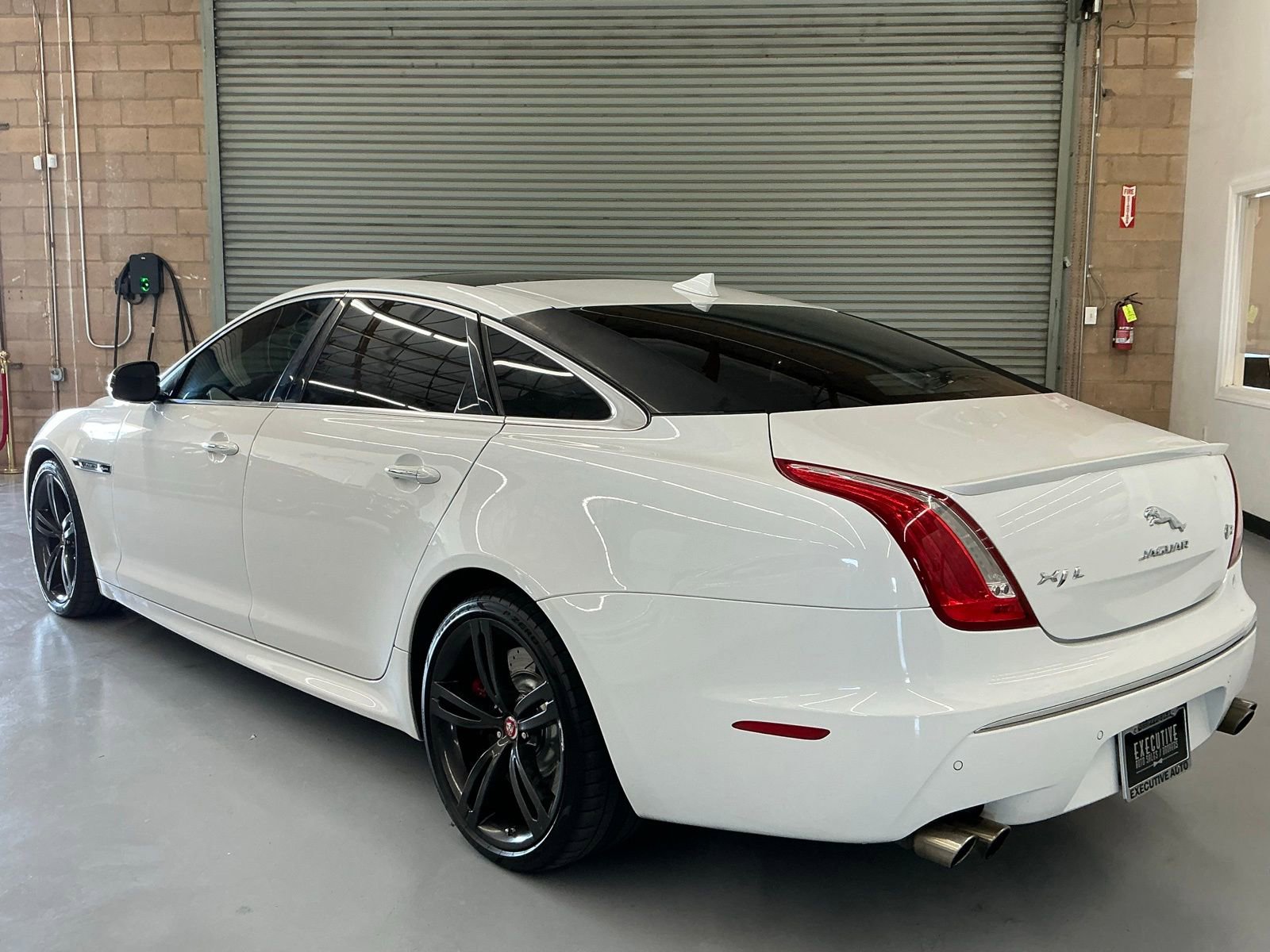 Used 2015 Jaguar XJ R LWB image 7